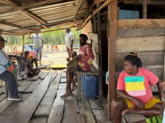 Wakil Ketua DPR Papua Tengah, John Gobai saat berkunjung ke Pomako. (Foto: Ist)