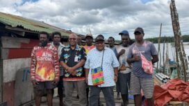 Plt. Kepala Dinas Kelautan dan Perikanan Provinsi Papua Tengah, Karlos Matuan dan Wakil Ketua DPR Papua Tengah, John Gobai saat berkunjung ke PPI Pomako. (Foto: Istimewa) 