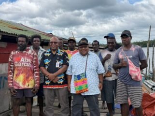 Plt. Kepala Dinas Kelautan dan Perikanan Provinsi Papua Tengah, Karlos Matuan dan Wakil Ketua DPR Papua Tengah, John Gobai saat berkunjung ke PPI Pomako. (Foto: Istimewa) 