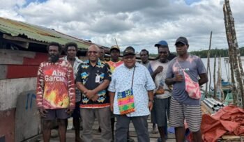 Plt. Kepala Dinas Kelautan dan Perikanan Provinsi Papua Tengah, Karlos Matuan dan Wakil Ketua DPR Papua Tengah, John Gobai saat berkunjung ke PPI Pomako. (Foto: Istimewa) 