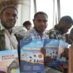 Siswa SMA Negeri Meepago saat menunjukan buku kontekstual karya Yermias Degei yang dipersembahkan oleh Dinas Pendidikan dan Kebudayaan Papua Tengah kepada sekolah. (Foto: Kristin Rejang/Sasagupapua.com)