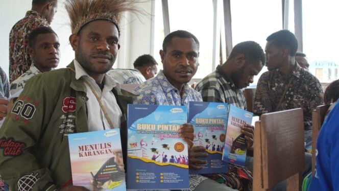 
Siswa SMA Negeri Meepago saat menunjukan buku kontekstual karya Yermias Degei yang dipersembahkan oleh Dinas Pendidikan dan Kebudayaan Papua Tengah kepada sekolah. (Foto: Kristin Rejang/Sasagupapua.com) 