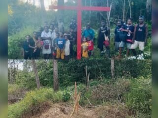 Foto saat palang salib ditanam oleh masyarakat adat (atas), dan saat palang salib diganti dengan kayu yang digantung dengan janur kuning (bawah). Foto: Dok LBH Papua Merauke. 