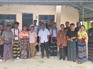 Ketua IK3S Kabupaten Mimika, Kamilus Lesu berfoto bersama para pengurus IK3S Sub Sektor SP7 yang baru dilantik. (Foto: Istimewa)