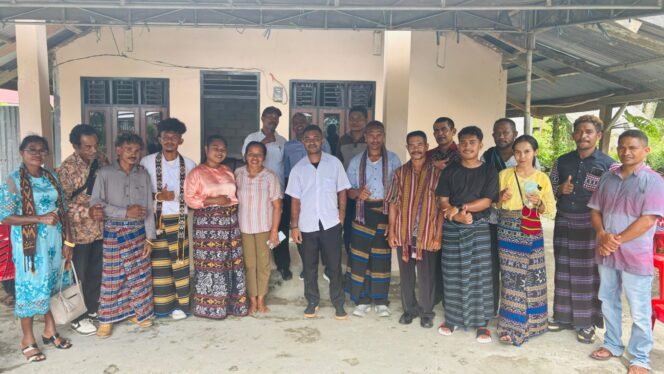 
Ketua IK3S Kabupaten Mimika, Kamilus Lesu berfoto bersama para pengurus IK3S Sub Sektor SP7 yang baru dilantik. (Foto: Istimewa)