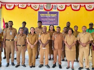Foto bersama dalam momen kegiatan serah terima jabatan Kadistrik lama dan Kadistrik Baru pada Distrik Iwaka, Kabupaten Mimika, Papua Tengah, Selasa (17/3/2026). Foto: Victoriani Olvaga/Sasagupapua.com