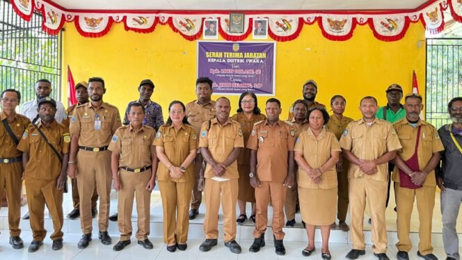 
Foto bersama dalam momen kegiatan serah terima jabatan Kadistrik lama dan Kadistrik Baru pada Distrik Iwaka, Kabupaten Mimika, Papua Tengah, Selasa (17/3/2026). Foto: Victoriani Olvaga/Sasagupapua.com