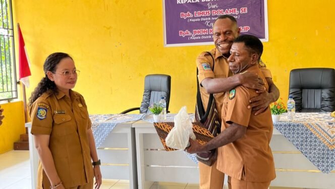 
LENSA FOTO: Suasana Penuh Keakraban Dalam Momen Sertijab Kepala Distrik Iwaka