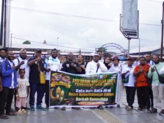 Momen foto bersama dalam kegiatan pembagian takjil di Nabire, Rabu (18/3/2026). Foto: Kristin Rejang/Sasagupapua.com 