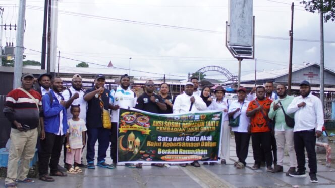
Momen foto bersama dalam kegiatan pembagian takjil di Nabire, Rabu (18/3/2026). Foto: Kristin Rejang/Sasagupapua.com 