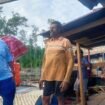 John Gobai saat mengunjungi Pomako, Timika. (Foto: Istimewa)