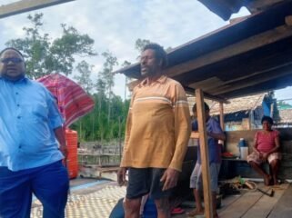 John Gobai saat mengunjungi Pomako, Timika. (Foto: Istimewa)