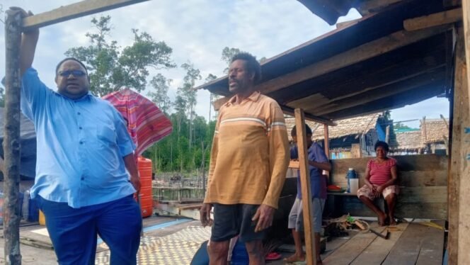 
John Gobai saat mengunjungi Pomako, Timika. (Foto: Istimewa)