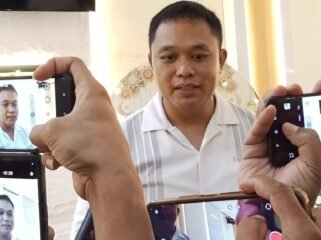 Komandan Kodim (Dandim) 1705/Nabire, Letkol Inf Marudut H. Simbolon saat diwawancarai awak media. (Foto: Kristin Rejang/Sasagupapua.com