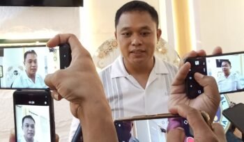 Komandan Kodim (Dandim) 1705/Nabire, Letkol Inf Marudut H. Simbolon saat diwawancarai awak media. (Foto: Kristin Rejang/Sasagupapua.com