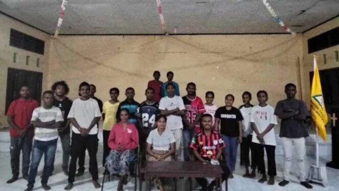 
Foto bersama dalam momen rapat Ikatan Mahasiswa Sorong Selatan di Manokwari. (Foto: Istimewa)  