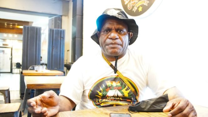 
Ketua Komunitas Rasta Kribo (KORK) Papua, Thedy Pekei. (Foto: Kristin Rejang/Sasagupapua.com)