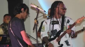 Musisi Dave Baransano (baju putih) saat atraksi dipanggung Launcing Panitia Papua Reggae Festival ke-XI. (Foto: Kristin Rejang/Sasagupapua.com)
