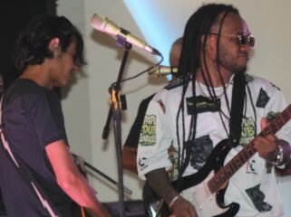 Musisi Dave Baransano (baju putih) saat atraksi dipanggung Launcing Panitia Papua Reggae Festival ke-XI. (Foto: Kristin Rejang/Sasagupapua.com)