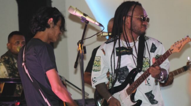 Musisi Dave Baransano (baju putih) saat atraksi dipanggung Launcing Panitia Papua Reggae Festival ke-XI. (Foto: Kristin Rejang/Sasagupapua.com)