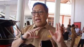 Penjabat (Pj) Sekretaris Daerah Provinsi Papua Tengah, dr. Silwanus Sumule sat diwawancarai awak media, Senin (30/3/2026). Foto: Kristin Rejang/Sasagupapua.com