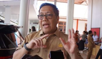 Penjabat (Pj) Sekretaris Daerah Provinsi Papua Tengah, dr. Silwanus Sumule sat diwawancarai awak media, Senin (30/3/2026). Foto: Kristin Rejang/Sasagupapua.com
