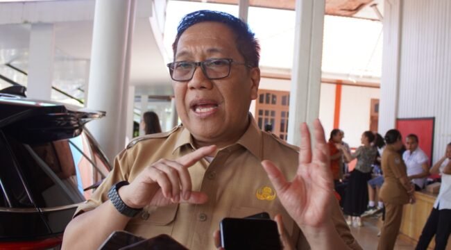 Penjabat (Pj) Sekretaris Daerah Provinsi Papua Tengah, dr. Silwanus Sumule sat diwawancarai awak media, Senin (30/3/2026). Foto: Kristin Rejang/Sasagupapua.com