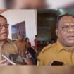 Penjabat (PJ) Sekretaris Daerah Provinsi Papua Tengah, dr. Silwanus Sumule (kanan), Kepala Bapperida Provinsi Papua Tengah, Eliezer Yogi (kiri) saat diwawancarai awak media, Senin (30/3/2026). Foto: Kristin Rejang/sasagupapua.com