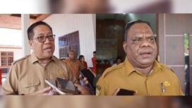 Penjabat (PJ) Sekretaris Daerah Provinsi Papua Tengah, dr. Silwanus Sumule (kanan), Kepala Bapperida Provinsi Papua Tengah, Eliezer Yogi (kiri) saat diwawancarai awak media, Senin (30/3/2026). Foto: Kristin Rejang/sasagupapua.com