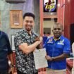 Momen Ketua DPD 1 KNPI Papua Tengah Yustinus Tebai saat menerima SK resmi dari Ketua Umum DPP KNPI, M. Ryano Panjaitan, Senin (30/3/2025). Foto: Dok KNPI Papua Tengah