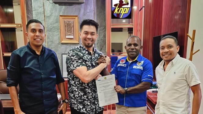 
Momen Ketua DPD 1 KNPI Papua Tengah Yustinus Tebai saat menerima SK resmi dari Ketua Umum DPP KNPI, M. Ryano Panjaitan, Senin (30/3/2025). Foto: Dok KNPI Papua Tengah