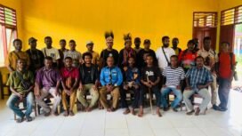 Komunitas Anak Muda Adat Knamlas (AMAK) dan Komunitas Bol Saris, secara resmi disahkan oleh Dewan Persekutuan Masyarakat Adat (DPMA) Knasaimos. (Foto: Ewil Woloin for sasagupapua)