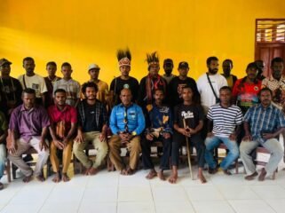 Komunitas Anak Muda Adat Knamlas (AMAK) dan Komunitas Bol Saris, secara resmi disahkan oleh Dewan Persekutuan Masyarakat Adat (DPMA) Knasaimos. (Foto: Ewil Woloin for sasagupapua)