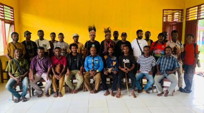 Komunitas Anak Muda Adat Knamlas (AMAK) dan Komunitas Bol Saris, secara resmi disahkan oleh Dewan Persekutuan Masyarakat Adat (DPMA) Knasaimos. (Foto: Ewil Woloin for sasagupapua)