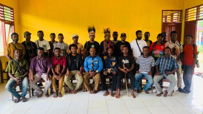 
Komunitas Anak Muda Adat Knamlas (AMAK) dan Komunitas Bol Saris, secara resmi disahkan oleh Dewan Persekutuan Masyarakat Adat (DPMA) Knasaimos. (Foto: Ewil Woloin for sasagupapua)