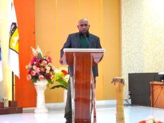 Ketua Panitia Pelaksana Liga 4 Piala Gubernur Papua Tengah, Fredy Anouw saat menyampaikan Laporan Panitia. (Foto: Edwin Rumanasen)