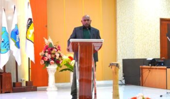 Ketua Panitia Pelaksana Liga 4 Piala Gubernur Papua Tengah, Fredy Anouw saat menyampaikan Laporan Panitia. (Foto: Edwin Rumanasen)