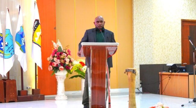Ketua Panitia Pelaksana Liga 4 Piala Gubernur Papua Tengah, Fredy Anouw saat menyampaikan Laporan Panitia. (Foto: Edwin Rumanasen)