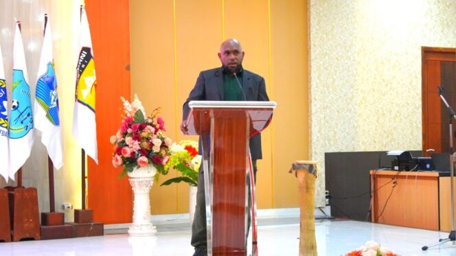 
Ketua Panitia Pelaksana Liga 4 Piala Gubernur Papua Tengah, Fredy Anouw saat menyampaikan Laporan Panitia. (Foto: Edwin Rumanasen)