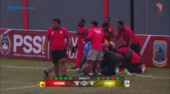 Para pemain dan official tim Persipani Paniai merayakan kemenangan usai menang adu penalti melawan Persemi Mimika. (Istimewa)