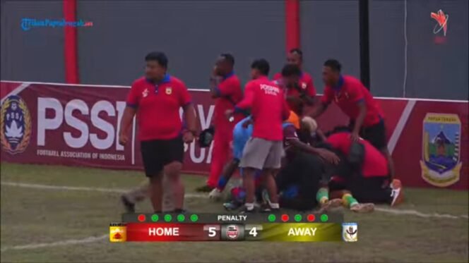 
Para pemain dan official tim Persipani Paniai merayakan kemenangan usai menang adu penalti melawan Persemi Mimika. (Istimewa)