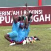 Pemain Persipani Paniai saat merayakan gol ke gawang Persipuncak Cartenzs pada Final Liga 4 Piala Gubernur Papua Tengah. (Foto:Ist)