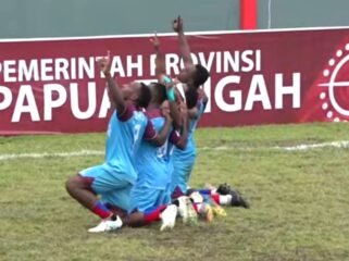 Pemain Persipani Paniai saat merayakan gol ke gawang Persipuncak Cartenzs pada Final Liga 4 Piala Gubernur Papua Tengah. (Foto:Ist)