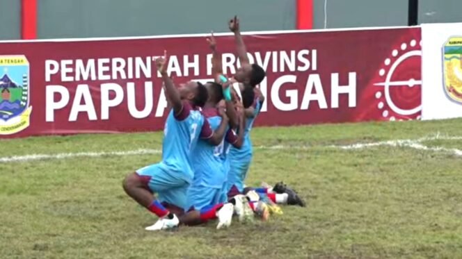 
Pemain Persipani Paniai saat merayakan gol ke gawang Persipuncak Cartenzs pada Final Liga 4 Piala Gubernur Papua Tengah. (Foto:Ist)