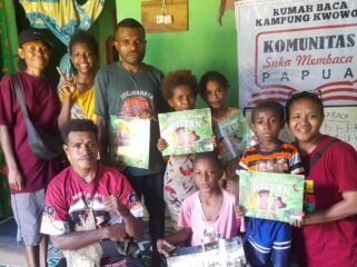 Stasiun Sira, yayasan Bentara Papua mendistribusikan sejumlah buku bacaan dan alat tulis ke Rumah Belajar milik Marten Sreklefat. (Foto: Ewil Woloin)