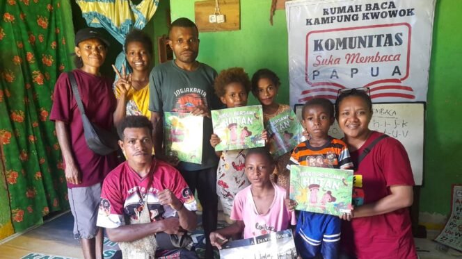 
Stasiun Sira, yayasan Bentara Papua mendistribusikan sejumlah buku bacaan dan alat tulis ke Rumah Belajar milik Marten Sreklefat. (Foto: Ewil Woloin)