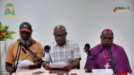 Uskup  Keuskupan Timika Mgr. Bernardus Bofitwos Baru OSA, didampingi Sekretariat Keadilan dan Perdamaian (SKP) Keuskupan Timika, Saul Wanimbo, dan Rudolf Kambayong saat memyampaikan seruan dalam momen jumpa pers, Kamis (5/3/2026). Foto: Capture YouTube Komsos Keuskupan Timika.