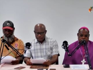 Uskup  Keuskupan Timika Mgr. Bernardus Bofitwos Baru OSA, didampingi Sekretariat Keadilan dan Perdamaian (SKP) Keuskupan Timika, Saul Wanimbo, dan Rudolf Kambayong saat memyampaikan seruan dalam momen jumpa pers, Kamis (5/3/2026). Foto: Capture YouTube Komsos Keuskupan Timika.