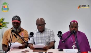 Uskup  Keuskupan Timika Mgr. Bernardus Bofitwos Baru OSA, didampingi Sekretariat Keadilan dan Perdamaian (SKP) Keuskupan Timika, Saul Wanimbo, dan Rudolf Kambayong saat memyampaikan seruan dalam momen jumpa pers, Kamis (5/3/2026). Foto: Capture YouTube Komsos Keuskupan Timika.