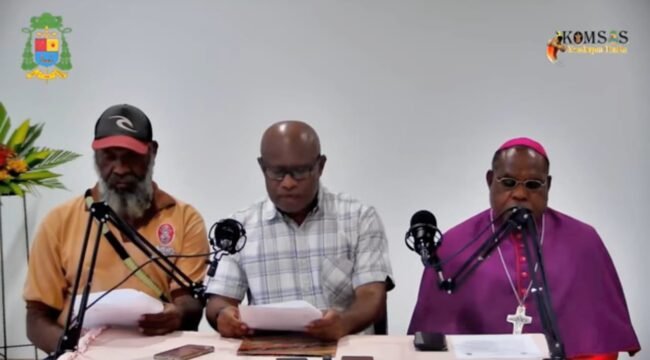 Uskup  Keuskupan Timika Mgr. Bernardus Bofitwos Baru OSA, didampingi Sekretariat Keadilan dan Perdamaian (SKP) Keuskupan Timika, Saul Wanimbo, dan Rudolf Kambayong saat memyampaikan seruan dalam momen jumpa pers, Kamis (5/3/2026). Foto: Capture YouTube Komsos Keuskupan Timika.